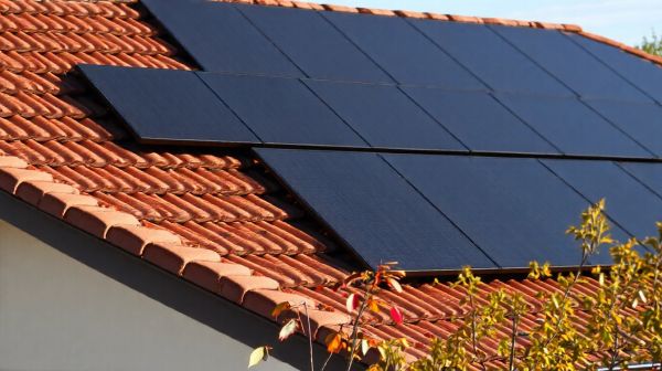 Comment les panneaux solaires photovoltaïques baissent vos coûts